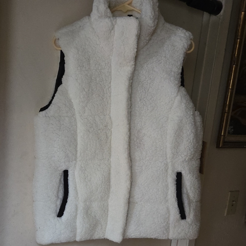 Weatherproof White and Black Sherpa Vest - Picture 13 of 13
